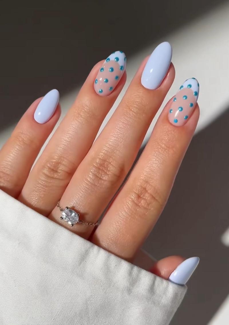 Uñas con lunares azules y celeste